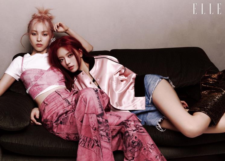  류진이 입은 화이트 톱은 Alexanderwang. 레이어드한 데님 톱과 팬츠는 모두 Blumarine. 이어링은 Acne Studios. 유나가 입은 새틴 재킷과 블랙 이너 웨어 톱은 모두 Celine by Hedi Slimane. 데님 쇼츠는 스타일리스트 소장품. 부츠는 Gianvito Rossi.