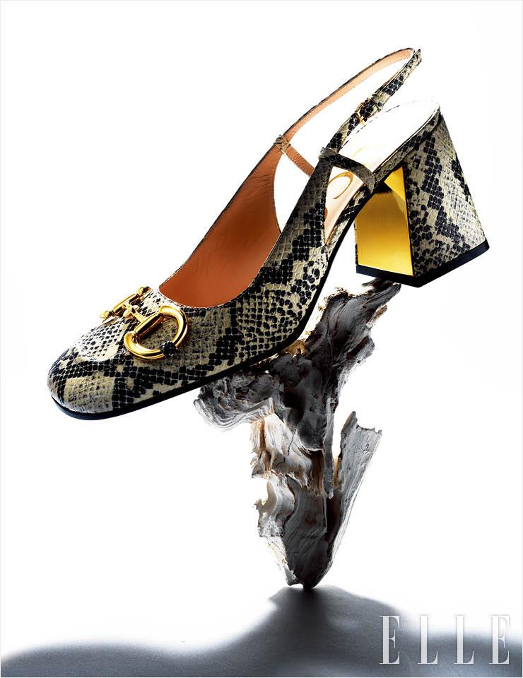 앞코에 홀스빗 장식을 더한 파이톤 패턴의 슬링백 슈즈는 가격 미정, Gucci. 