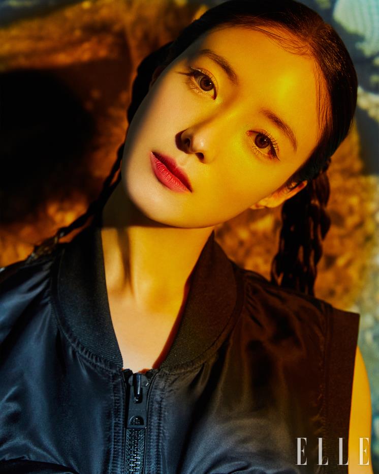 세영이 입은 멀티 포켓의 베스트는 Onitsuka Tiger.