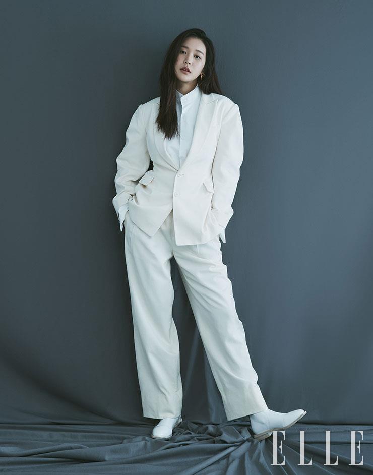 화이트 재킷은 Daejoongso. 셔츠와 팬츠는 모두 Polo Ralph Lauren. 슈즈는 Fendi. 이어링은 Goiu.