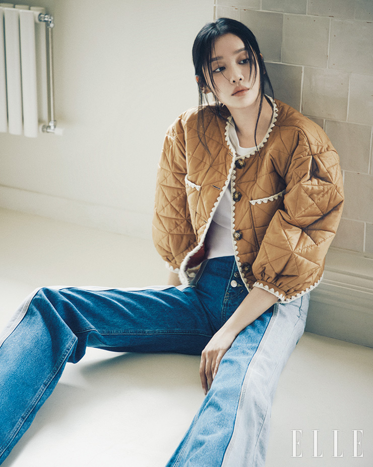 퍼프 슬리브가 돋보이는 캐멀 컬러 퀼티드 재킷과 화이트 탱크톱, 투 톤 데님 팬츠는 모두 Veronica Beard.