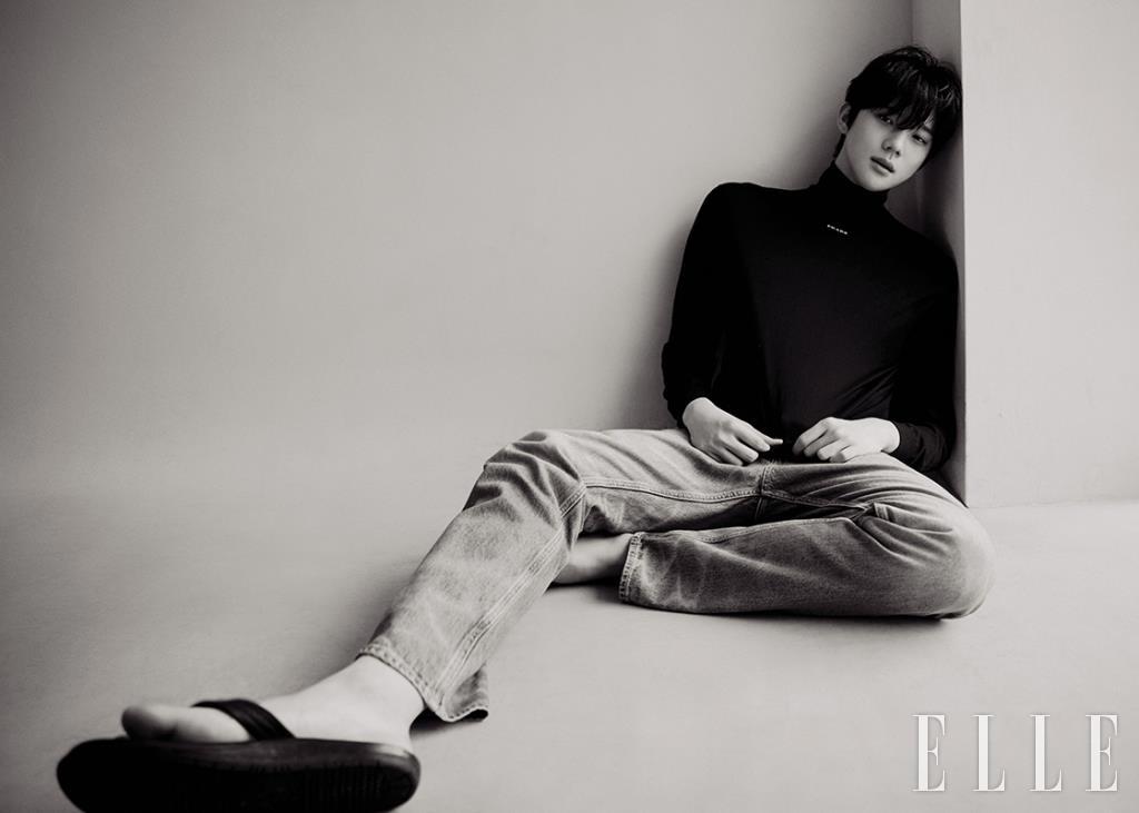 터틀넥은 Prada. 데님 팬츠는 Essentials by Mue.
