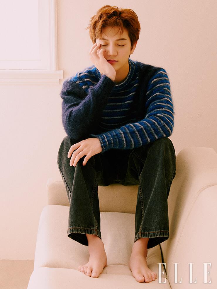  블루 스트라이프 니트는 골든구스, 그레이 데님팬츠는 폴라 by 팀버샵