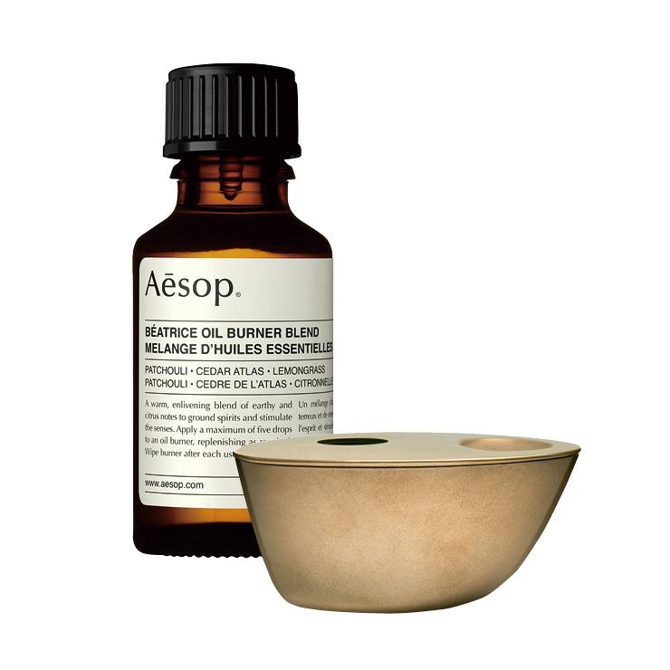 후각적인 즐거움과 함께 아름다움을 지닌 오일 버너, 21만원, 베르가못과 레몬그라스, 흙내음의 베아트리체 오일버너 블렌드, 4만5천원, 모두 Ae&macr;sop. 