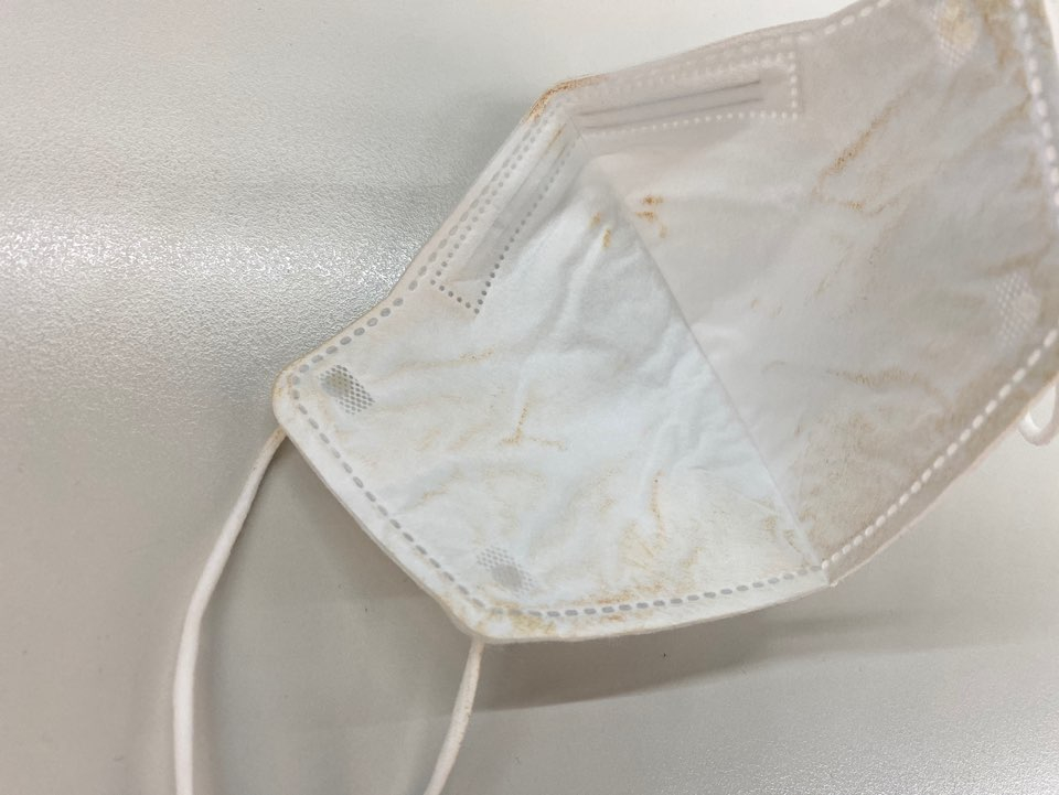 메이크업 픽서를 쓰면 마스크가 이렇게 더러워질 일이 없습니다