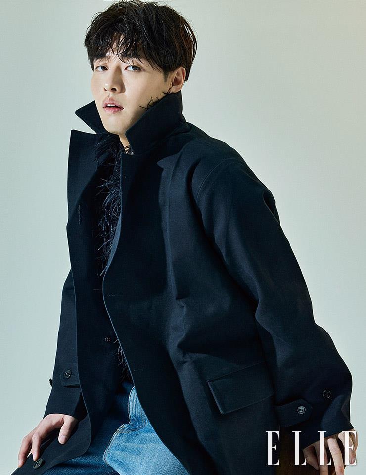  코트와 베스트, 팬츠는 모두 Gucci. 
