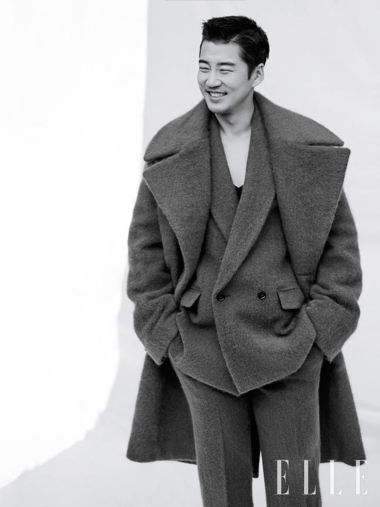 오버사이즈 코트와 니트, 재킷, 팬츠는 모두 Bottega Veneta.