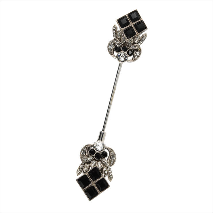 주얼 장식의 부토니에는 가격 미정, Dolce & Gabbana.