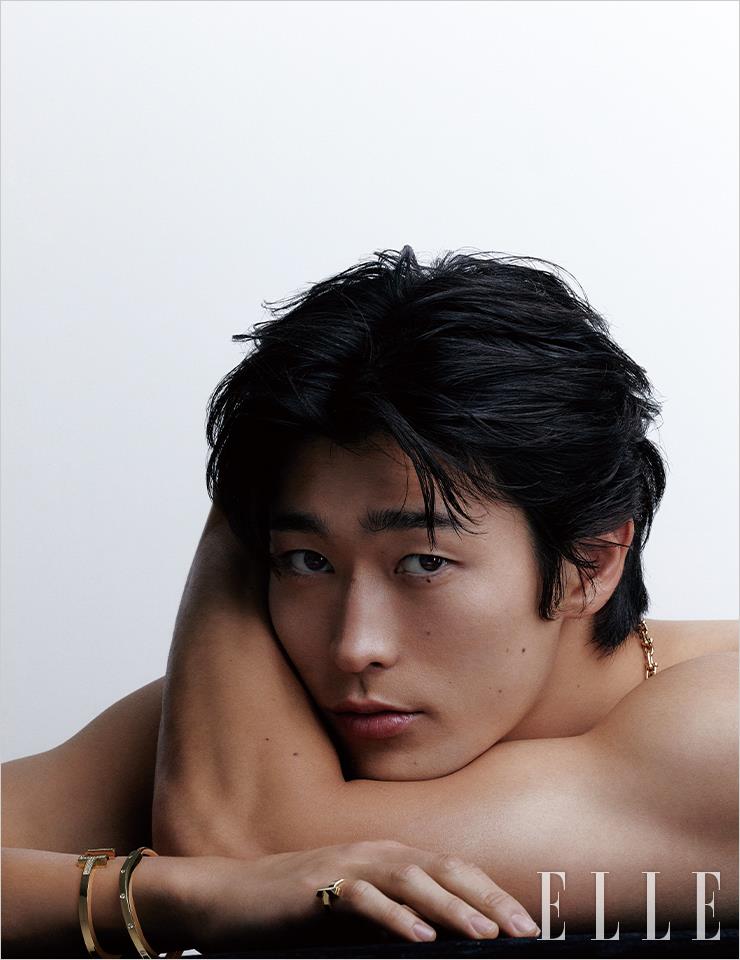 옐로골드에 브릴리언트 컷 다이아몬드를 세팅한 티파니 락 다이아몬드 악센트 뱅글, 레이어드한 더블 T 모티프의 티파니 T 스퀘어 브레이슬릿, 새끼손가락의 티파니 T1 와이드 링, 체인 링크의 티파니 하드웨어 랩 네크리스는 모두 Tiffany & Co.