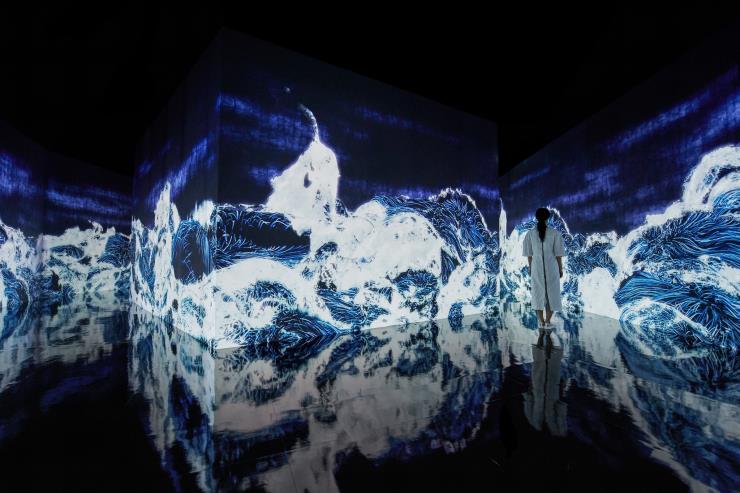 teamLab, <Black Waves: 거대한 몰입>, 2020, Digital Installation, Continuous Loop, Sound: Hideaki Takahashi © teamLab, courtesy Pace Gallery