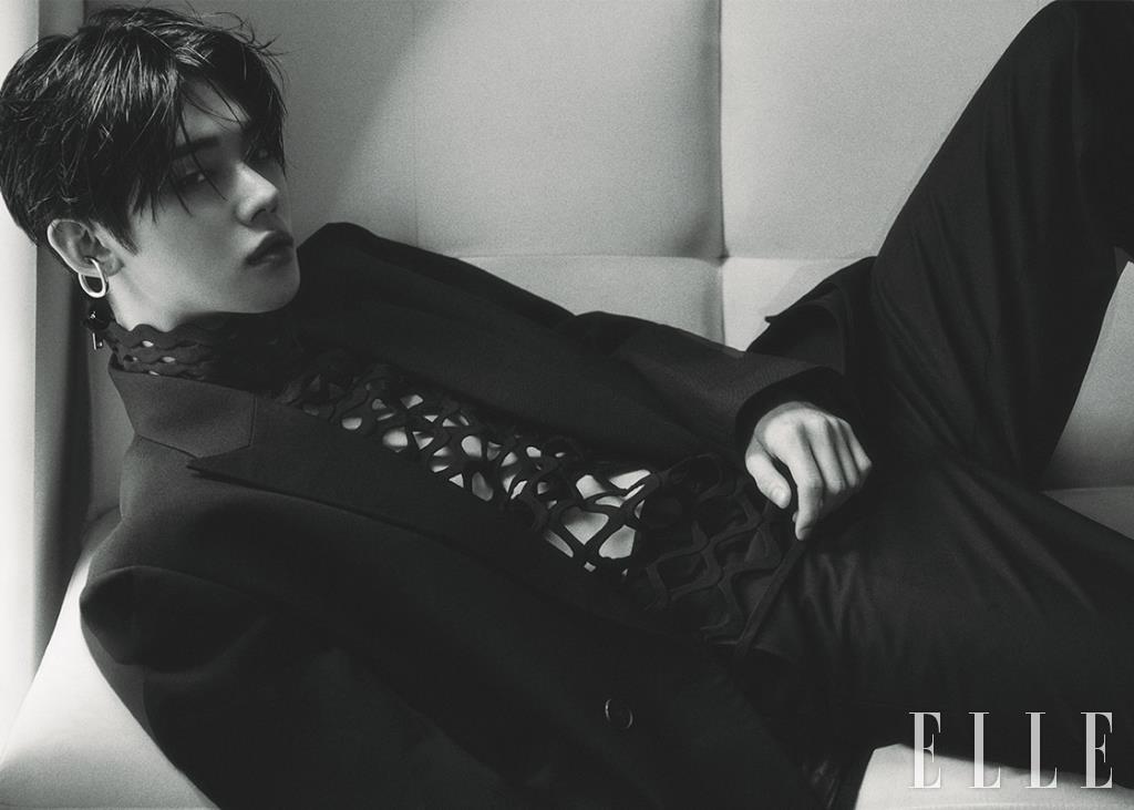 이너 웨어 톱과 수트는 모두 Valentino. 