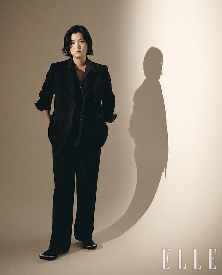 이은규가 입은 수트와 셔츠는 모두 Sy2c. 슈즈는 H&M X Simone Rocha.