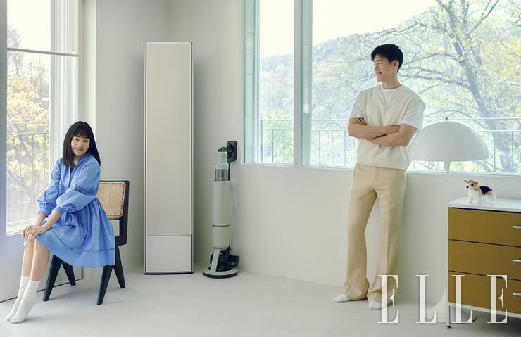 3D 메탈 프레스 공법을 이용해 고급스러운 디자인으로 완성했다. 삼성전자만의 토출 온도 제어 기술을 적용한 체온풍 기능을 통해 봄과 가을에도 공간의 온도를 훈훈하고 쾌적하게 유지할 수 있다. 아이보리 컬러의 비스포크 무풍에어컨 갤러리 체온풍 청정, 세이지 그린 컬러의 비스포크 제트AI. 윤승아가 입은 펀칭 자수 베이비돌 원피스는 Claudie Pierlot. 김무열이 입은 니트 베스트는 Moonsun. 부츠컷 팬츠는 Ami.