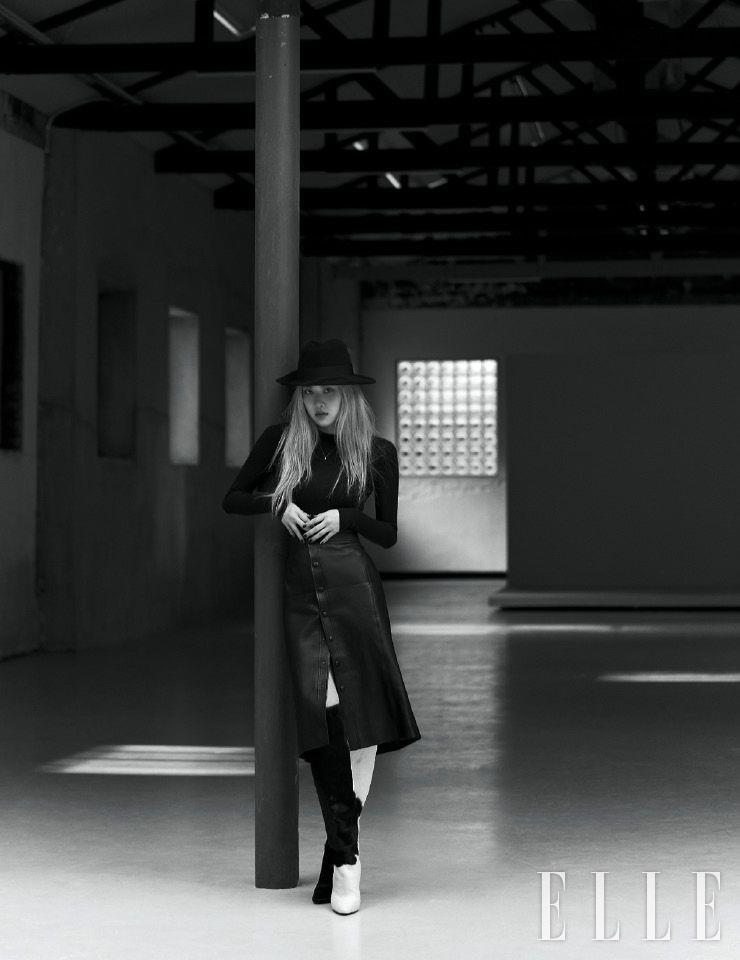 터틀넥 톱과 버튼 장식의 레더 스커트, 투 톤 롱부츠, 페도라, 네크리스는 모두 Saint Laurent by Anthony Vaccarello. 