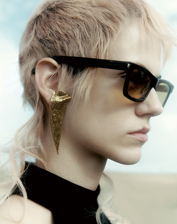 사막 위에서 펼쳐진 생 로랑의 2021 서머 컬렉션.