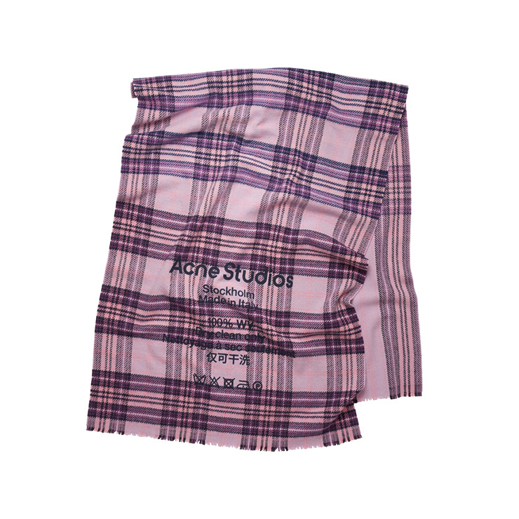 가을·겨울 시즌에 유용하게 활용할 수 있는 머플러는 가격 미정, Acne Studios.