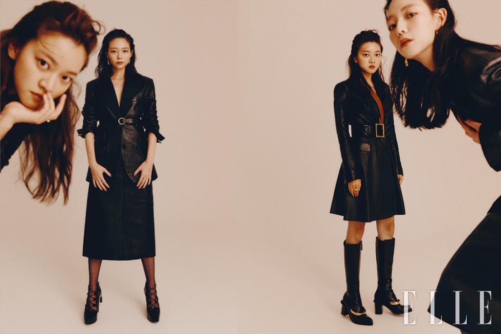 이솜이 입은 블랙 레더 재킷과 블랙 레더 스커트는 모두 Miu Miu. 귀고리는 Doigté. 레이스업 힐은 Max Mara. 벨트는 스타일리스트 소장품. 고아성이 입은 테일러드 재킷과 골드 장식 롱부츠, 와이드 벨트는 모두 Alexander McQueen. 이어 커프는 Amondz. 왼손에 착용한 반지는 Hei. 오른손에 착용한 반지는 S_S.il.