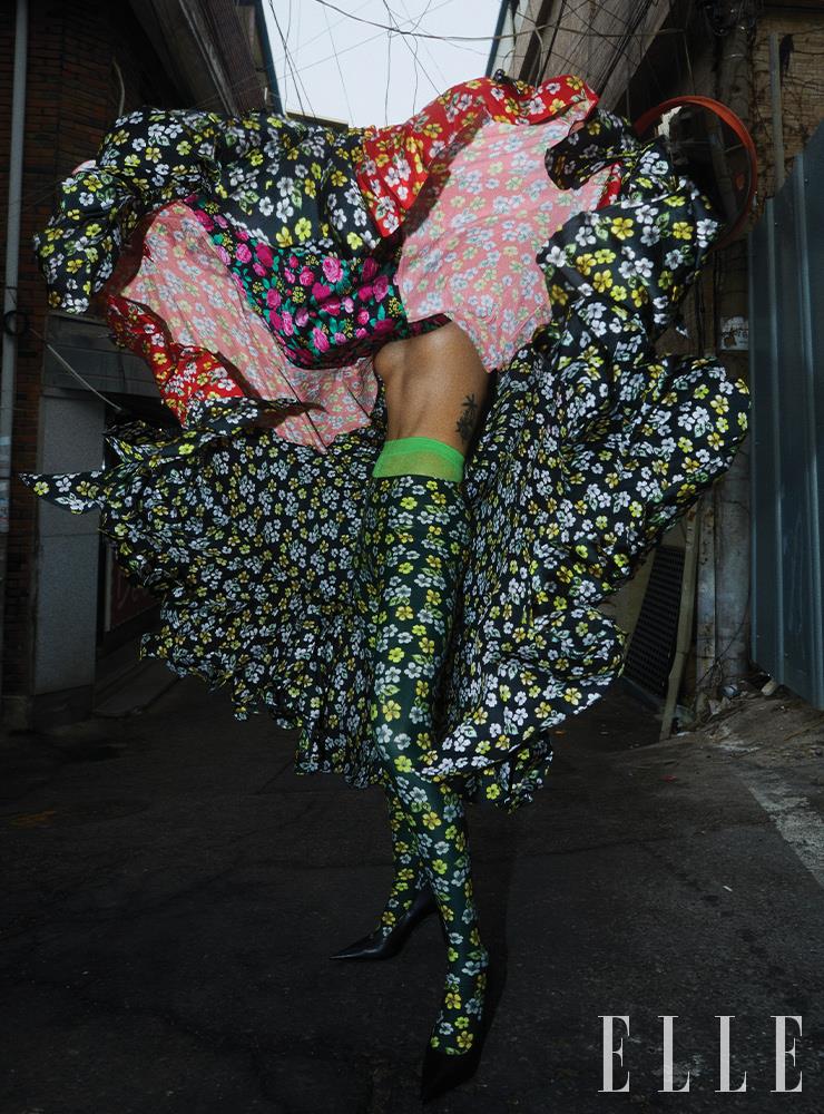 플라워 패턴의 맥시 드레스와 타이츠, 블랙 펌프스는 가격 미정, Balenciaga. 레이어드한 네온 그린 스타킹은 7만원대, Ganni.
