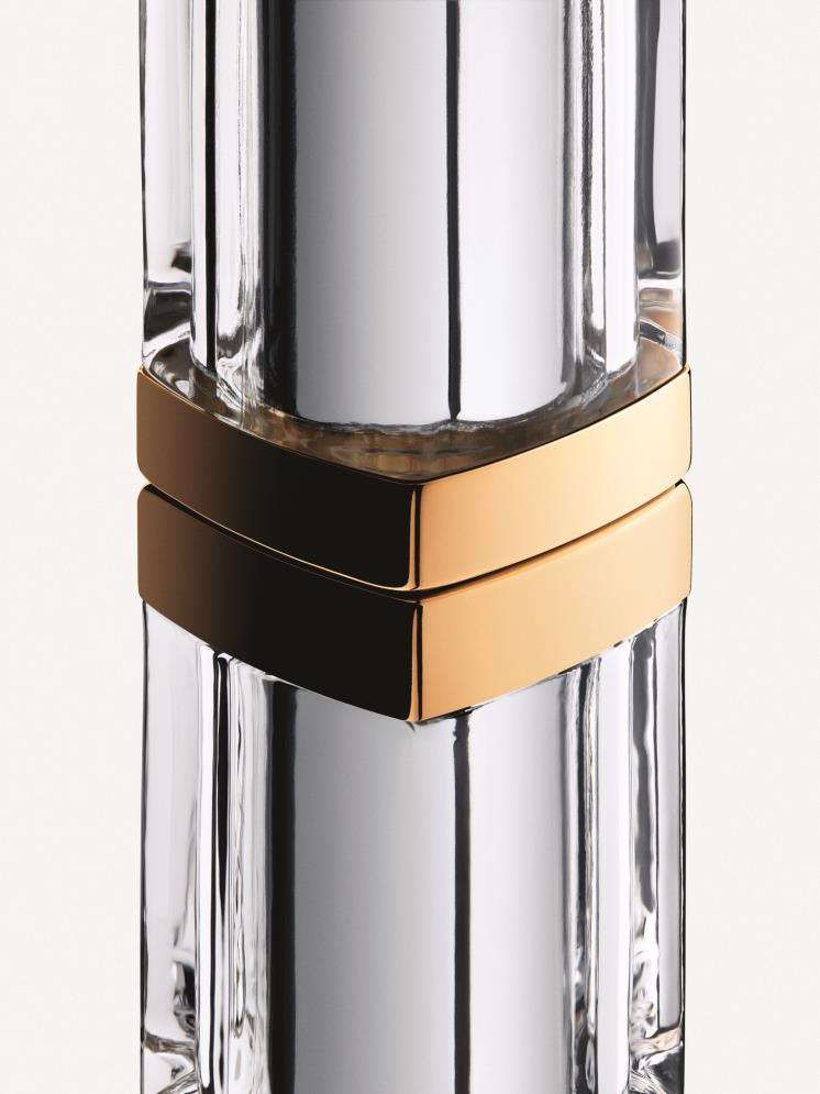 감각적인 스퀘어 글라스 케이스가 인상적인 ‘31 LE ROUGE’, 3.3g, 19만8천원(리필 제품 8만9천원), Chanel.