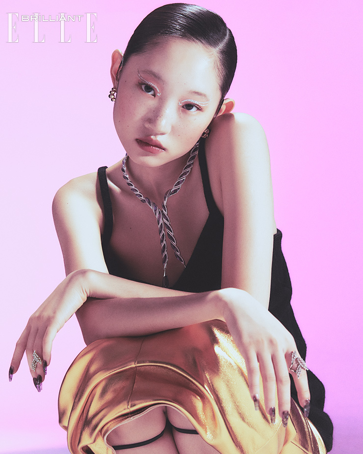 핑크 골드에 오닉스, 다이아몬드를 장식한 ‘클래쉬 드 까르띠에’ 이어링은 가격 미정 CARTIER. 자수정과 화이트 골드, 다이아몬드의 조합이 우아한 ‘데코 글래머’ 네크리스, 양손에 착용한 카틀레야꽃 모티프의 ‘카틀레야’ 링은 모두 가격 미정 TASAKI. 톱과 스커트는 모두 가격 미정 WE11DONE. 스트랩 힐은 가격 미정 GIANVITO ROSSI.