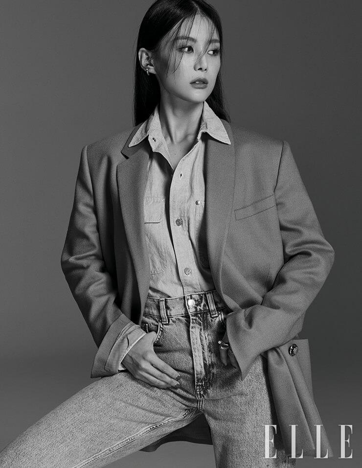 테일러드 재킷은 Fendi. 데님 팬츠는 & Other Stories. 이어 커프스는 Portrait Report. 셔츠는 스타일리스트 소장품.