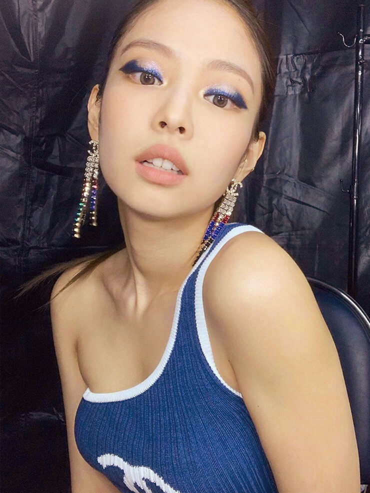 반짝이는 제니의 블루 아이. 공연 의상에 맞춰 즉흥적으로 연출했다. 