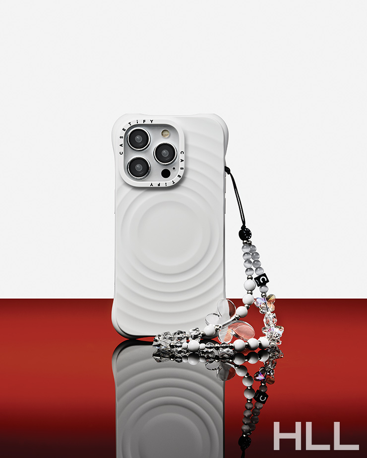 프리미엄 실리콘 소재가 실크처럼 부드러운 촉감과 안정적인 그립감을 선사한다. 정교한 설계와 미니멀하면서 유니크한 디자인이 고급스럽다. 화이트 실리콘 케이스 6만1천원, 버터플라이 비즈 스트랩 5만원 모두 CASETIFY.