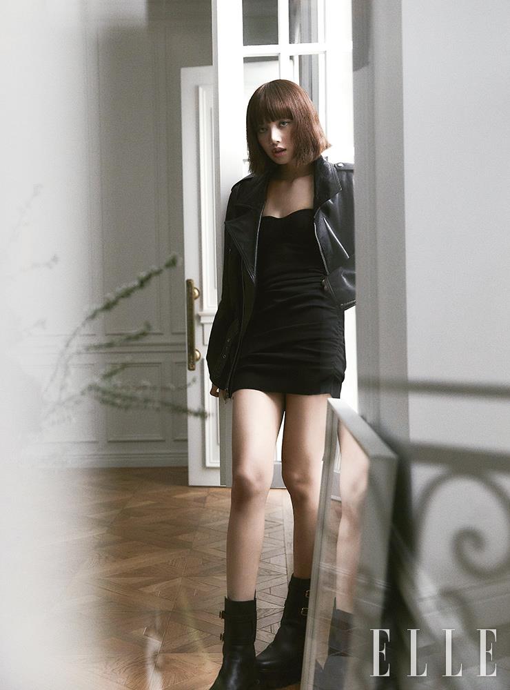 오버사이즈 라이더 재킷과 셔링 디테일의 미니 드레스, 버클 장식의 부츠는 모두 Celine.