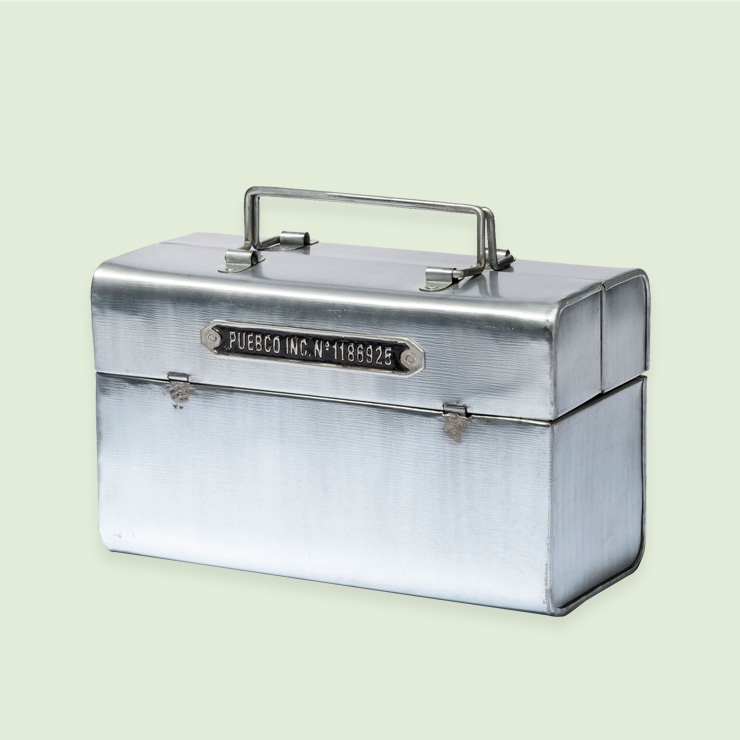 리사이클링 강철로 만든 2단 공구함. 각종 삽과 가위 등을 보관하기 좋다. 8만8천원, 푸에브코 by 오프타임. 