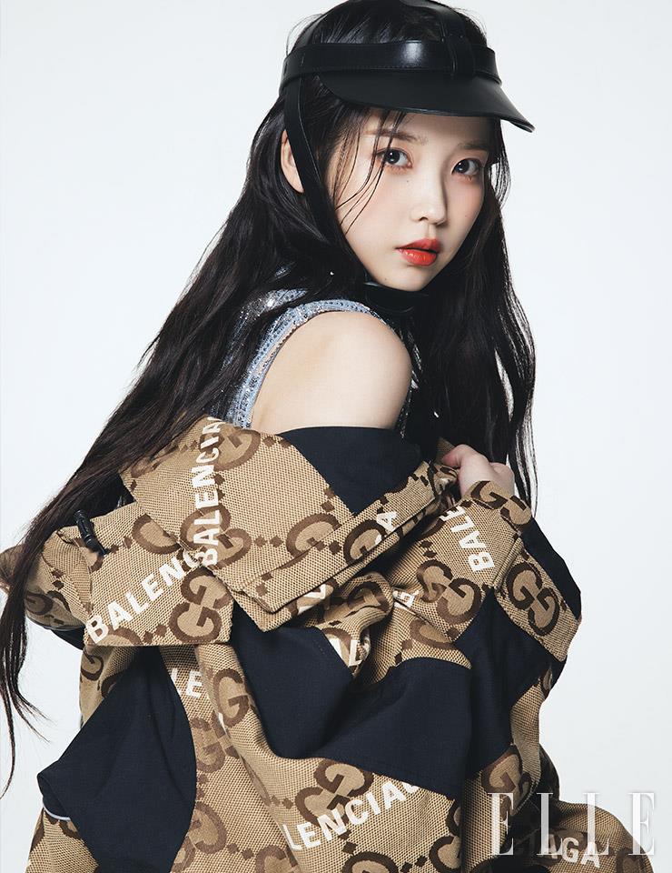 로고 레터링의 오버사이즈 점퍼와 크리스털 톱, 가죽 헤드기어는 모두 Gucci.