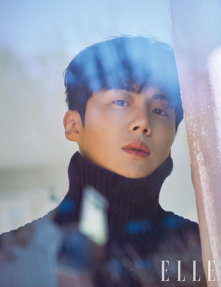 굵은 짜임의 니트 터틀넥은 System Homme. 네이비 울 팬츠는 Solid Homme.