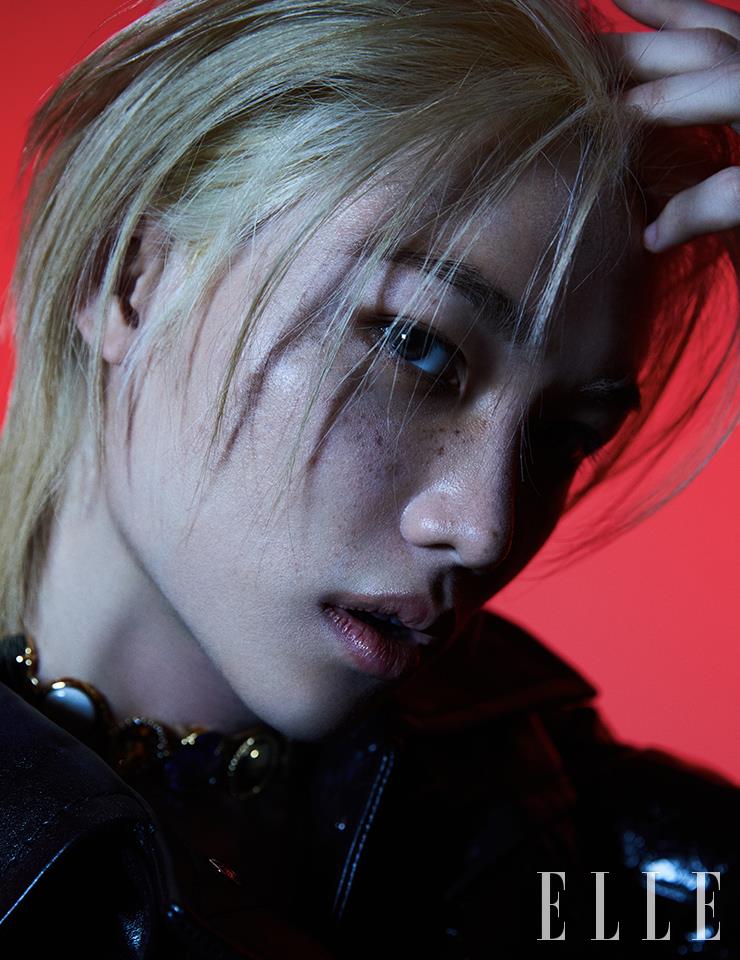 레더 코트와 크리스털 초커는 모두 Louis Vuitton.