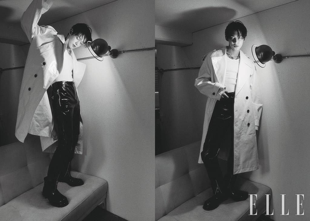 이너 웨어 톱은 Alexander McQueen. 네크리스는 Portrait Report. 코트와 팬츠, 슈즈는 모두 Bottega Veneta.