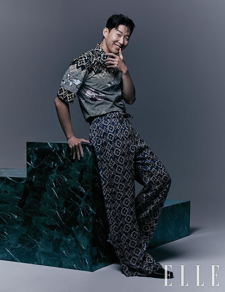 로고 패턴의 셔츠와 와이드 팬츠, 로퍼는 모두 Louis Vuitton Men’s Collection.