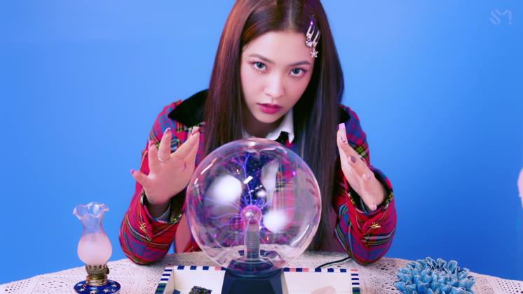 출처 레드벨벳 <퀸덤> MV 캡처