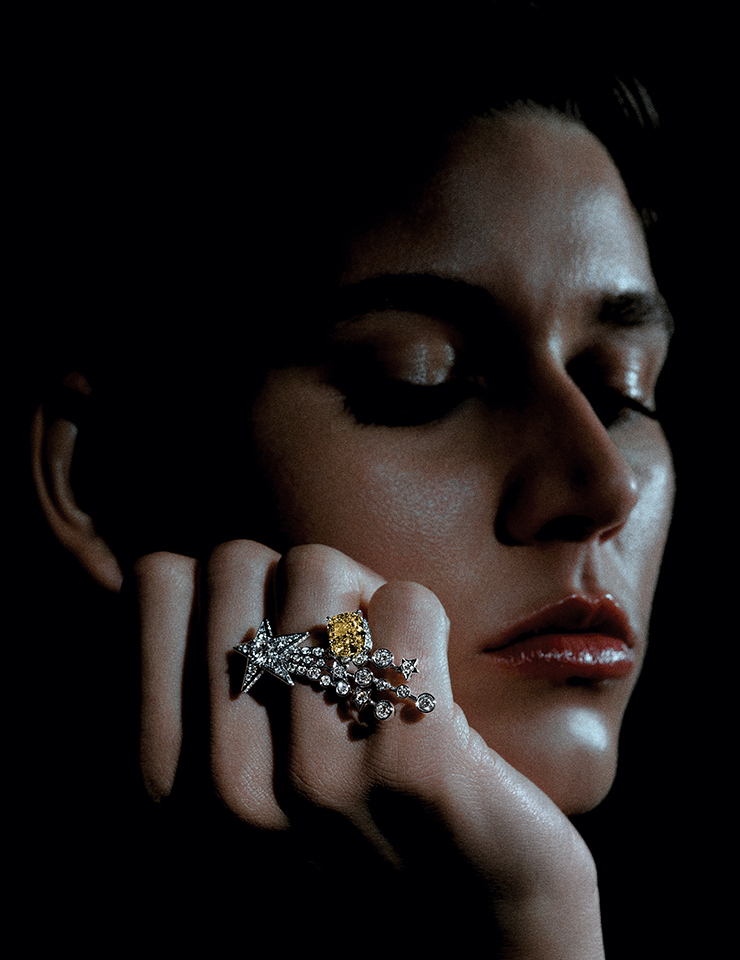 3.54캐럿의 옐로 다이아몬드를 더한 꼬메뜨 앙피니 링.