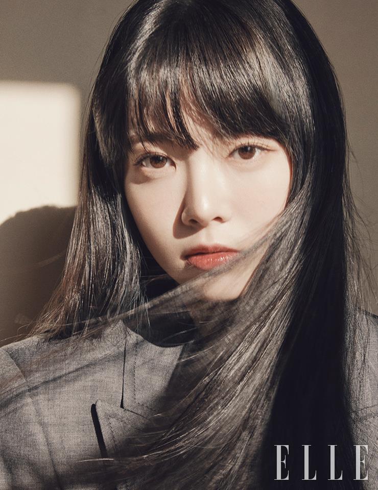 그레이 재킷은 Miu Miu.