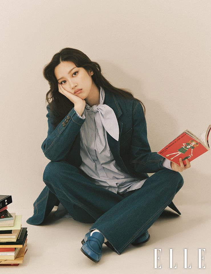 데님 소재 재킷과 팬츠, 스트라이프 블라우스, 슈즈는 모두 Tod’s. 