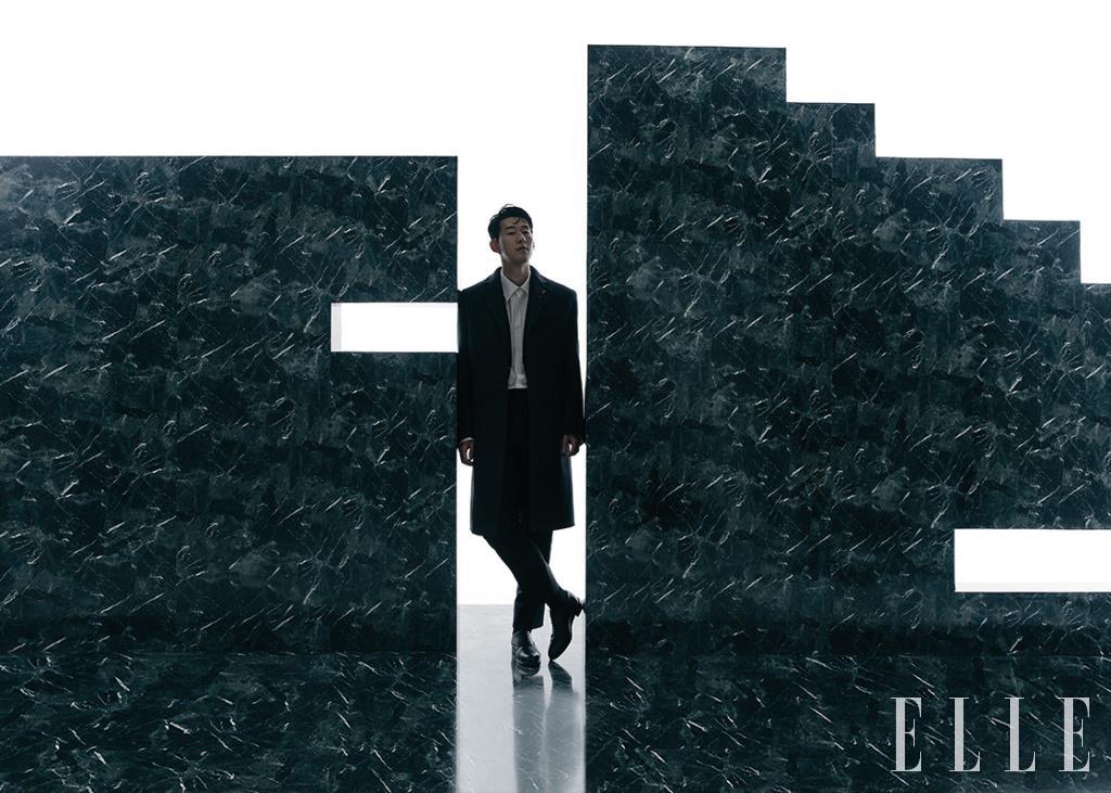 싱글 버튼 코트와 화이트 셔츠, 팬츠, 더비 슈즈는 모두 Louis Vuitton Men’s Collection.