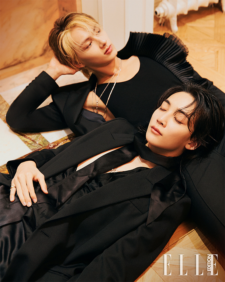 준이 이너로 입은 슬리브리스는 SAINT LAURENT BY ANTHONY VACCARELLO. 재킷은 JAYBAEK COUTURE. 팬츠는 ERNEST W.BAKER. 네크리스는 CHROME HEARTS. 정한이 입은 브이넥 톱, 블랙 코트, 팬츠, 벨트, 네크리스는 모두 SAINT LAURENT BY ANTHONY VACCARELLO.