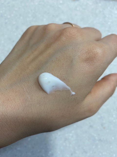 밀크 타입의 촉촉한 제형을 가졌어요