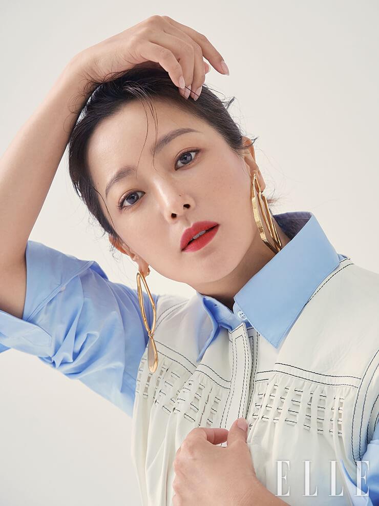 스티치 디테일의 가죽 드레스와 셔츠, 이어링은 가격 미정, 모두 Givenchy.