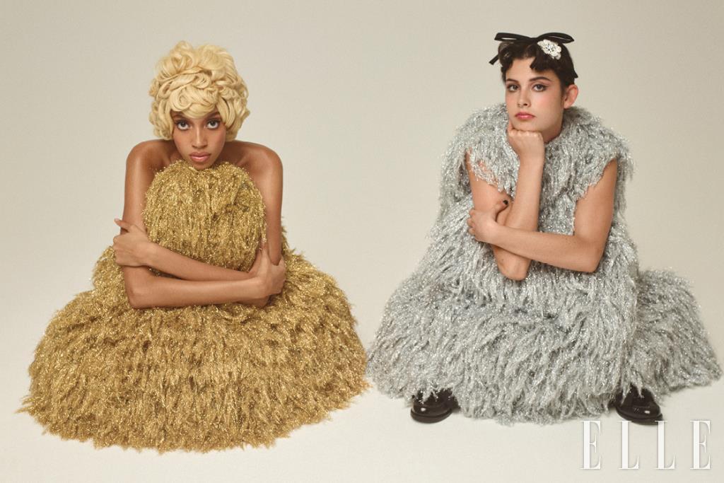 왼쪽 모델이 입은 골드 드레스와 오른쪽 모델이 입은 실버 드레스는 가격 미정, 모두 JW Anderson. 블랙 로퍼는 853파운드, 주얼 장식의 헤어밴드는 가격 미정, 모두 Giambattista Valli.
