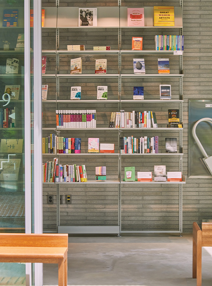 스틸 서가로 스타일리시하게 꾸민 여기서울 149쪽의 실내. 