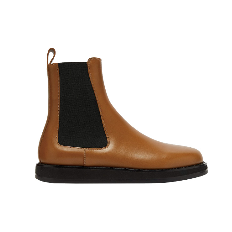 간결한 형태의 첼시 부츠는 1백43만원대, The Row by Matchesfashion.