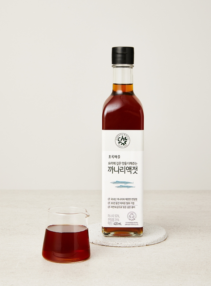 초록마을 요리에 깊은 맛을 더해주는 까나리액젓 - 한식요리의 킥! 한스푼만 더해도 맛이 10배는 더 깊어지는 마법의 조미료. 까나리와 잡어, 천일염만 함유된 착한 성분의 액젓으로 요리에 더하기 좋다. *시판되는 액젓 중에는 설탕이나 각종 첨가물이 함유된 제품이 매우 흔하니 전성분표를 반드시 확인할 것! 