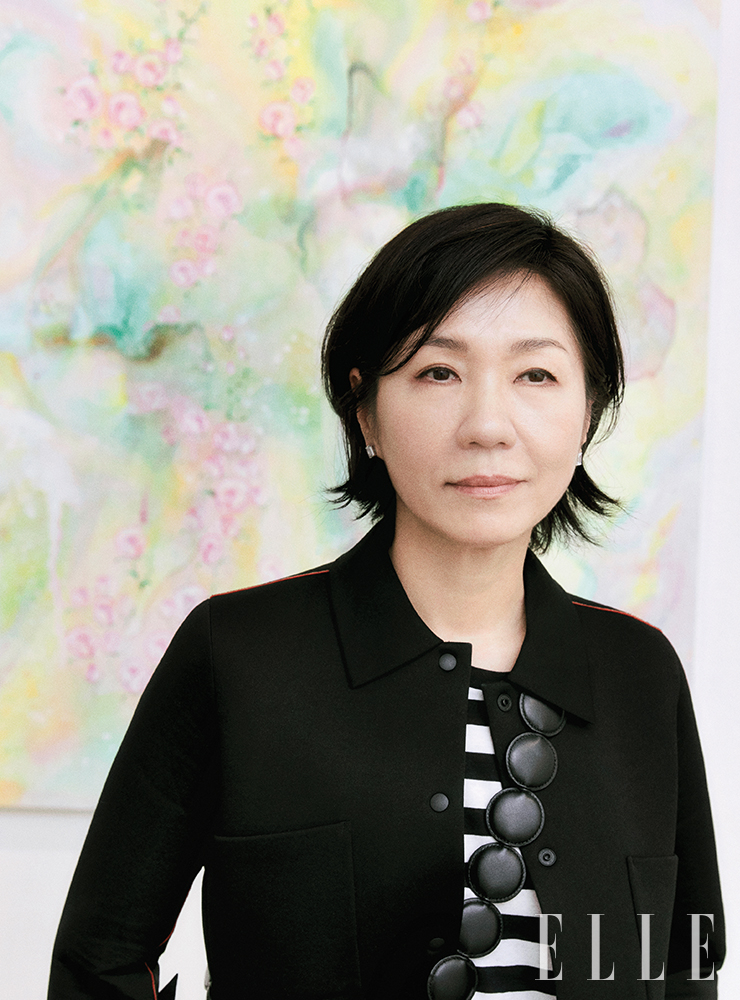 profile 이수경 1963년생. 회화, 오브제, 조각, 퍼포먼스 등 다양한 매체를 넘나드는 한국 현대미술을 대표하는 작가. 2017년 베니스 비엔날레에 참여했으며, 시드니 비엔날레 등 다수의 국제 행사에 참여했다. LA 카운티 미술관, 영국박물관, 필라델피아 미술관, 시카고 아트 인스티튜트 미술관 등 전 세계 주요 기관에서 그의 작품을 볼 수 있다.