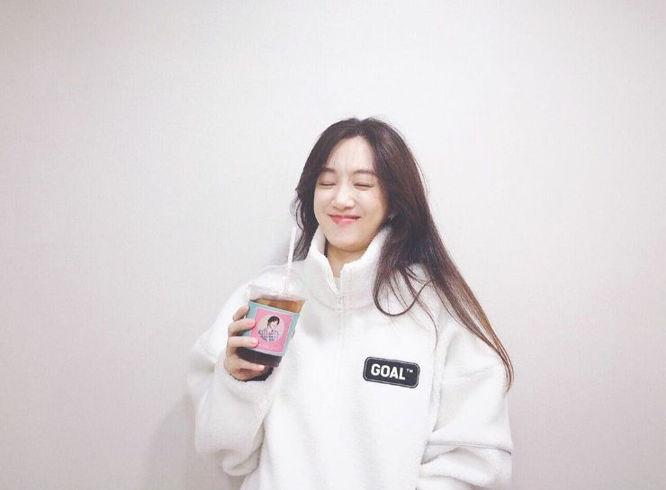 골스튜디오(GOALSTUDIO)의 화이트 플리스 집업을 선택한 배우 정려원 