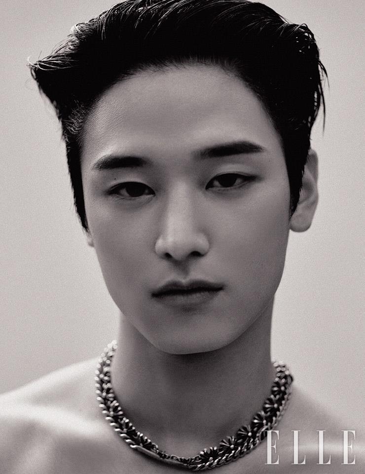 실버 네크리스는 각각 Dior men, Chrome Hearts.