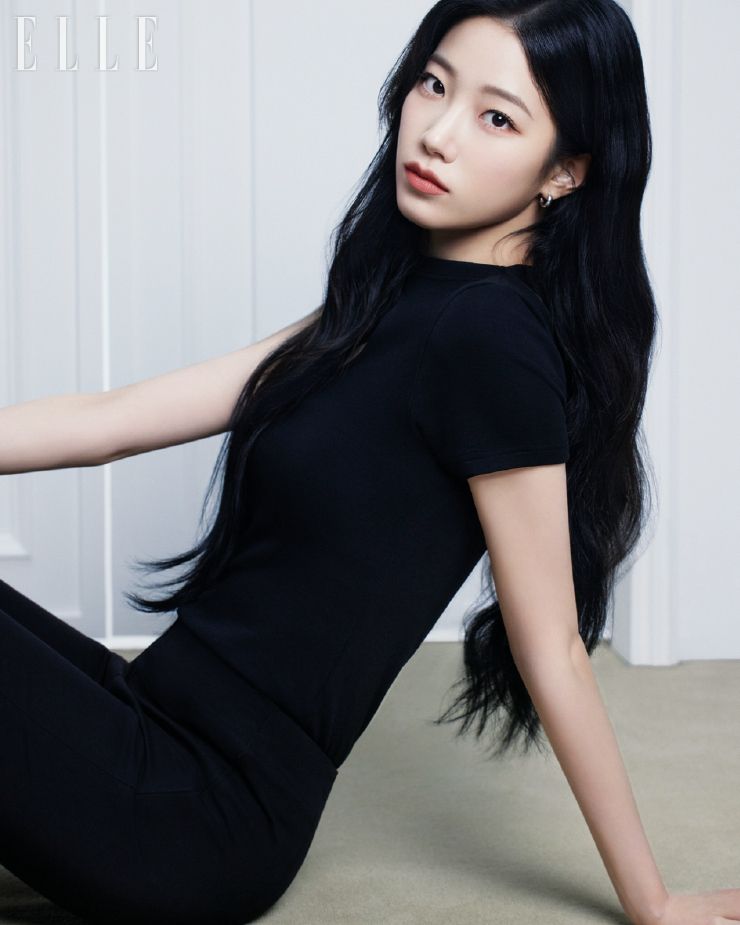  톱은 Cerric. 팬츠는 Leha. 